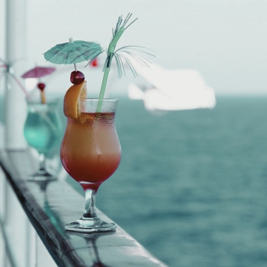 Deluxe Beverage Package: incluye cócteles, vinos, cervezas, refrescos, café premium y agua embotellada